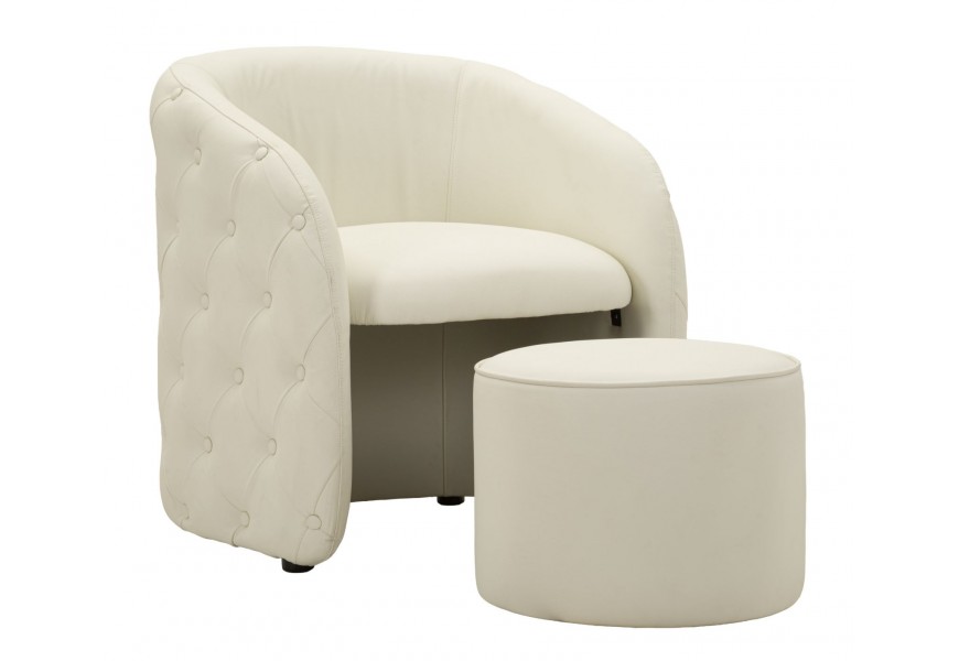 Art deco kožené klubové kreslo s podnožkou Zilla s bielym poťahom z ekokože s prešívaním v okrúhlymi gombíkmi v chesterfield štýle s okrúhlou hladkou zasúvateľnou taburetkou v rovnakom prevedení