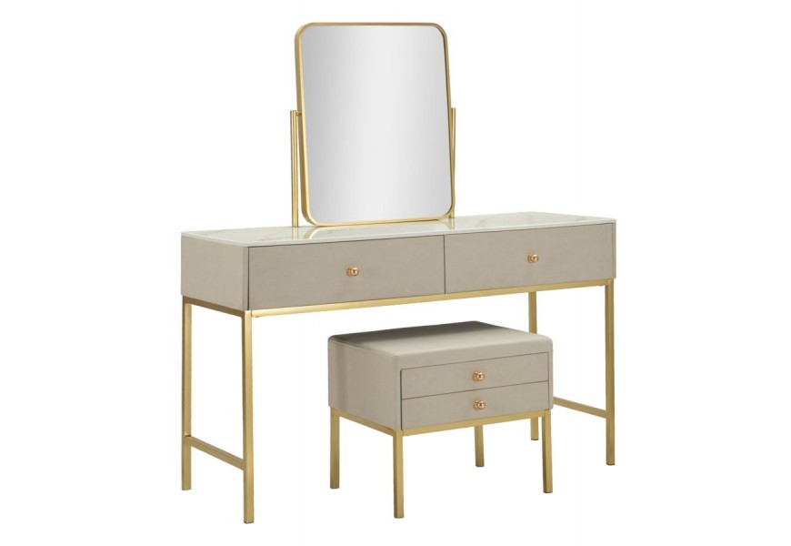 Dizajnový art deco obdĺžnikový toaletný stolík Glamia Tapisé s bielou mramorovou vrchnou doskou s béžovým textilným poťahom s úložný priestorom s dvomi zásuvkami a obdĺžnikovým zrkadlom s čalúnenou taburetkou s dvomi zásuvkami so zlatou kovovou konštrukciou
