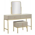 Dizajnový art deco obdĺžnikový toaletný stolík Glamia Tapisé s bielou mramorovou vrchnou doskou s béžovým textilným poťahom s úložný priestorom s dvomi zásuvkami a obdĺžnikovým zrkadlom s čalúnenou taburetkou s dvomi zásuvkami so zlatou kovovou konštrukciou