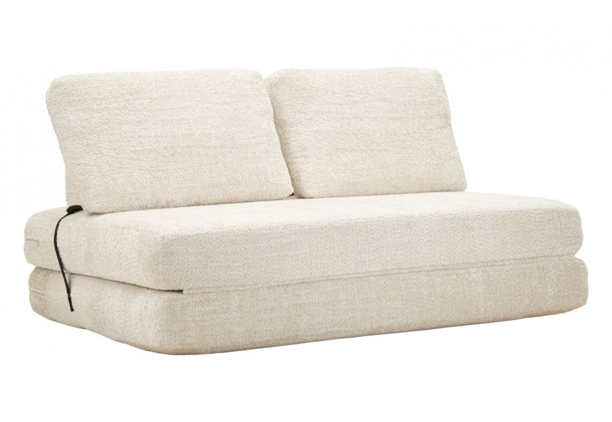 Dizajnová moderná biela rozkladacia sedačka Raffai s dvomi zloženými matracmi a obdĺžnikovými opierkovými vankúšmi bez nožičiek s plyšovým poťahom so stredne dlhým vlasom