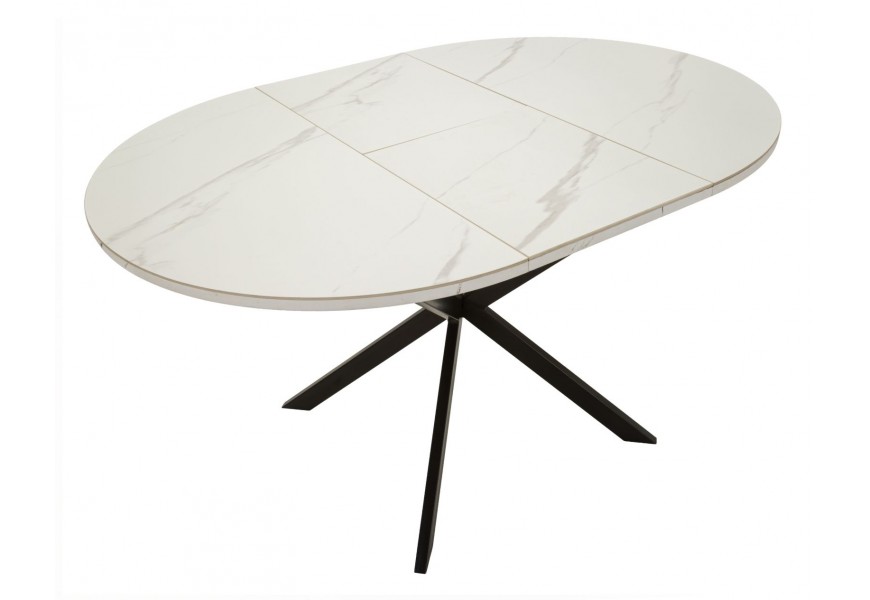 Dizajnový moderný jedálenský stôl s rozkladacou okrúhlou vrchnou doskou z keramiky s dizajnom bieleho mramoru na oválny tvar s čiernymi prekríženými kovovými nožičkami