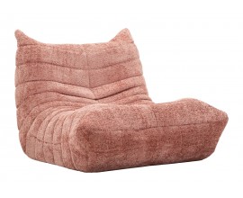 Dizajnov&eacute; kreslo Kenira v ružovej farbe s ply&scaron;ov&yacute;m poťahom s horizont&aacute;lnym pre&scaron;&iacute;van&iacute;m