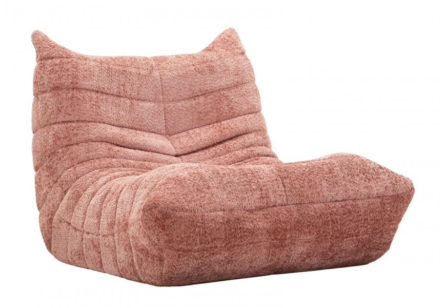 Dizajnové kreslo Kenira v ružovej farbe s plyšovým poťahom s horizontálnym prešívaním