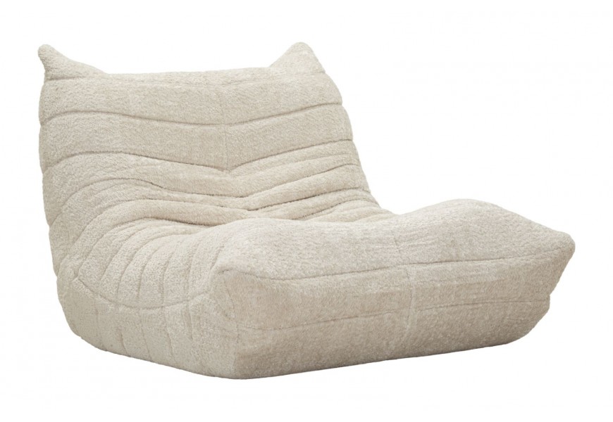 Moderné kreslo Kenira v bielo krémovej farbe v obdĺžnikovom tvare s horizontálnym prešívaním s plyšovým poťahom