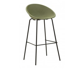 Modern&aacute; zelen&aacute; barov&aacute; stolička Isola s n&iacute;zkou chrbtovou opierkou a sedadlom s okr&uacute;hlym dizajnom s pravideln&yacute;m perforovan&iacute;m na &scaron;tyroch noh&aacute;ch v čiernej farbe s opierkou na nohy