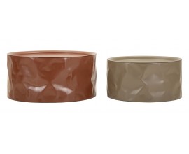 Modern&aacute; industri&aacute;lna sada dvoch konferenčn&yacute;ch stol&iacute;kov okr&uacute;hleho tvaru s plnou valcovou podstavou s dizajnom krčen&eacute;ho kovu v hnedej medenej a b&eacute;žovej farbe