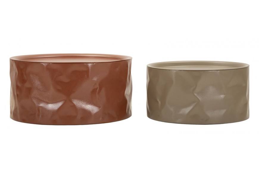 Moderná industriálna sada dvoch konferenčných stolíkov okrúhleho tvaru s plnou valcovou podstavou s dizajnom krčeného kovu v hnedej medenej a béžovej farbe