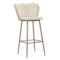 Moderná art deco barová stolička Denali s plyšovým poťahom v svetlej béžovej farbe s kožušinovým vertikálne prešívaným dizajnom na zadnej strane opierky s kovovými nohami s opierkou na nohy v svetlej hnedej farbe v metalickom prevedení