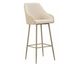 Dizajnov&aacute; modern&aacute; kr&eacute;mov&yacute; barov&aacute; stolička s ply&scaron;ov&yacute;m poťahom s dizajnom kožu&scaron;iny s vertik&aacute;lnymi pre&scaron;&iacute;van&yacute;mi p&aacute;smi na vonkaj&scaron;ej strane opierky so &scaron;t&iacute;hlymi nohami z kovu v svetlej hnedej farbe