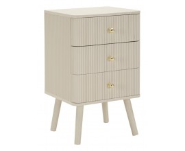 Dizajnov&yacute; art deco vysok&yacute; nočn&yacute; stol&iacute;k Shelly v b&eacute;žovej farbe s obdĺžnikovou nočnou doskou so zaoblen&yacute;mi rohmi s dvomi z&aacute;suvkami s okr&uacute;hlou zlatou &uacute;chytkou so &scaron;ikm&yacute;mi nohami a dr&aacute;žkovan&yacute;m zdoben&iacute;m