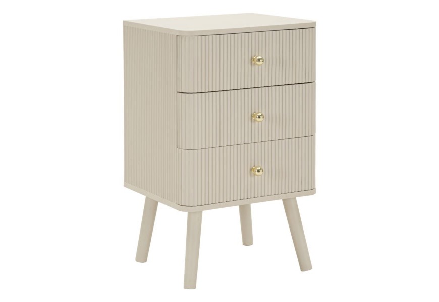 Dizajnový art deco vysoký nočný stolík Shelly v béžovej farbe s obdĺžnikovou nočnou doskou so zaoblenými rohmi s dvomi zásuvkami s okrúhlou zlatou úchytkou so šikmými nohami a drážkovaným zdobením