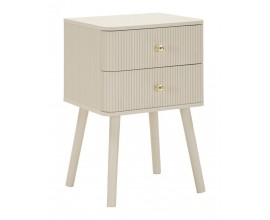 Art deco b&eacute;žov&yacute; nočn&yacute; stol&iacute;k Shelly s obdĺžnikovou vrchnou doskou a dvomi z&aacute;suvkami so zlat&yacute;mi &uacute;chytkami s dr&aacute;žkovan&yacute;m reli&eacute;fom a &scaron;ikm&yacute;mi &scaron;t&iacute;hlymi nožičkami