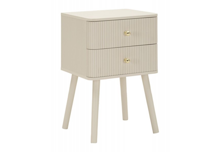 Art deco béžový nočný stolík Shelly s obdĺžnikovou vrchnou doskou a dvomi zásuvkami so zlatými úchytkami s drážkovaným reliéfom a šikmými štíhlymi nožičkami