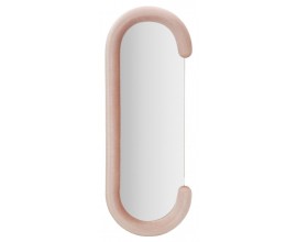 Modern&eacute; art deco zrkadlo Roza s čal&uacute;nen&yacute;m r&aacute;mom s ružov&yacute;m zamatov&yacute;m poťahom v tvare preru&scaron;en&eacute;ho ov&aacute;lu s voľnou bočnou stranou