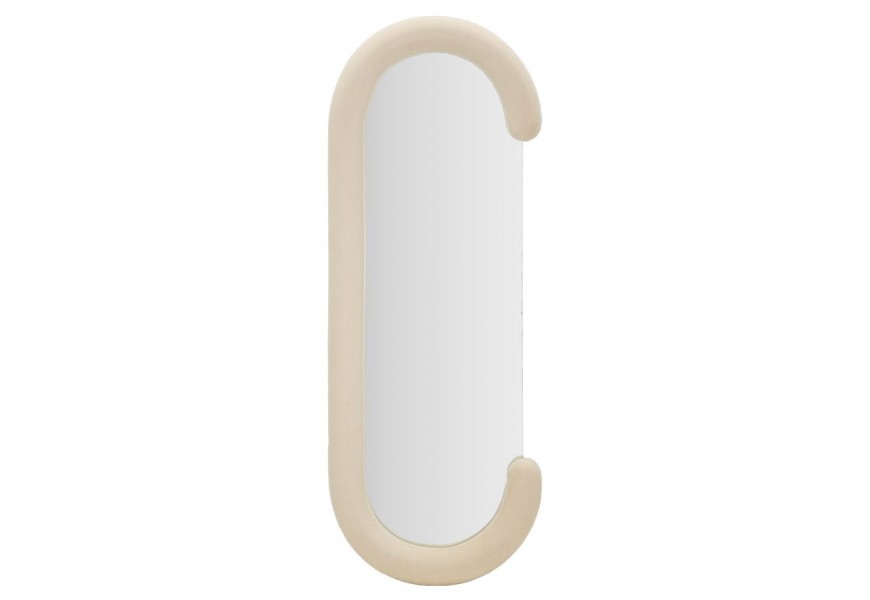 Dizajnové moderné zrkadlo Roza s oválnym rámom v tvare C jednou voľnou stranou s poťahom zo zamatu v svetlej krémovo béžovej farbe