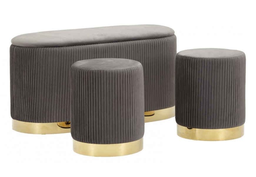 Art deco sivá čalúnená sada Ponzi pozostávajúca z dvoch okrúhlych taburetiek a jednej oválnej lavice s úložným priestorom zo zamatovým poťahom s rebrovaným prešívaním na obvode a zlatou podstavou