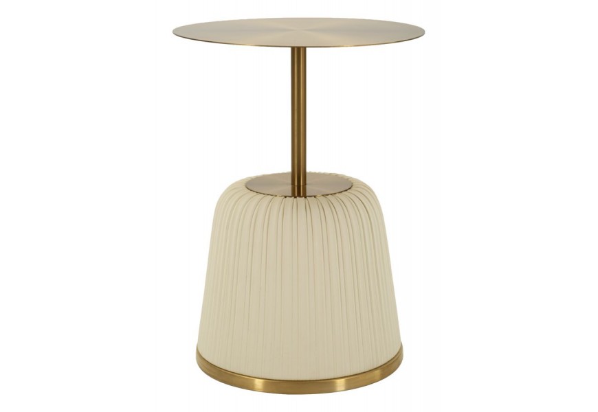 Dizajnový art deco kovový zlatý príručný stolík Giselle s okrúhlou vrchnou doskou na štíhlej valcovitej nohe ukončenej mohutnou podstavou s poťahom z ekokože v béžovej farbe so skladaným dizajnom