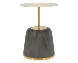 Dizajnový glamour zlatý príručný stolík Giselle s okrúhlou vrchnou doskou a podstavou s čalúnením zo sivej ekokože 40 cm