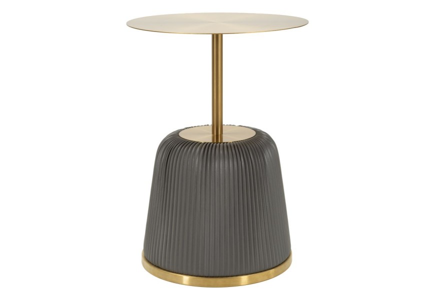 Dizajnový art deco okrúhly príručný stolík Giselle z kovu v zlatej farbe s tenkou vrchnou doskou na valcovitej nohe s mohutnou podstavou s koženým poťahom v sivej farbe so skladaným vzorom