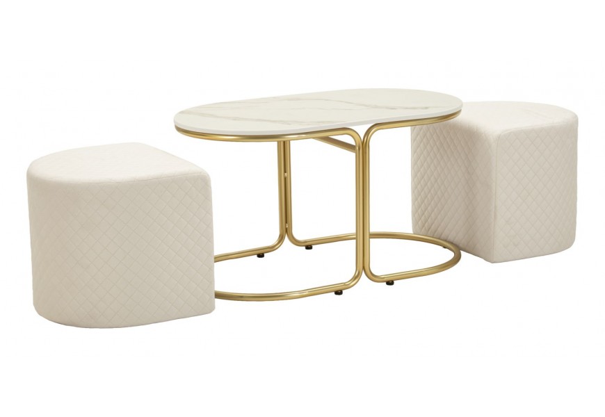 Dizajnová art deco sada Glamia Tapisé dvoch taburetiek s prešívaným béžovým poťahom a oválneho konferenčného stolíka s bielou mramorovou doskou so sivými žilkami a zlatou kovovou podstavou