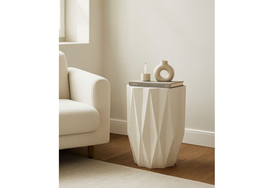 Moderný dizajnový príručný stolík Ella s vrchnou doskou v tvare desaťcípej hviezdy s valcovou siluetou s reliéfnym geometrickým vyrezávaním s motívom kosoštvorcov po stranách z magnéziového kompozitu v bielej farbe s čiernymi zrnami a poréznou štruktúrou
