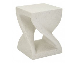 Modern&yacute; dizajnov&yacute; biely pr&iacute;ručn&yacute; stol&iacute;k Twist so &scaron;tvorcovou vrchnou doskou a policou z horč&iacute;kov&eacute;ho kompozitu MGO s tmav&yacute;mi zrnami a zatočenou siluetou