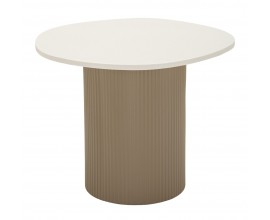 Dizajnov&yacute; art deco okr&uacute;hly konferenčn&yacute; stol&iacute;k Halford s mramorovou vrchnou doskou s dvomi asymetrick&yacute;mi rohmi v bielej farbe so siv&yacute;m žilkovan&iacute;m s jednou valcovitou nohou s rebrovan&yacute;m reli&eacute;fom v hnedej farbe