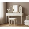 Klasick&yacute; obdĺžnikov&yacute; toaletn&yacute; stol&iacute;k Isabelle s taburetkou v bielej farbe s kovov&yacute;mi detailmi a tromi zrkadlami 135 cm 
