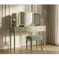 Klasick&yacute; zelen&yacute; dreven&yacute; toaletn&yacute; stol&iacute;k Isabelle s taburetkou so zlat&yacute;mi detailmi a dvomi z&aacute;suvkami s tromi zrkadlami 135 cm