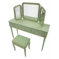 Klasick&yacute; zelen&yacute; dreven&yacute; toaletn&yacute; stol&iacute;k Isabelle s taburetkou so zlat&yacute;mi detailmi a dvomi z&aacute;suvkami s tromi zrkadlami 135 cm
