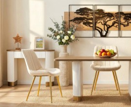 Dizajnov&aacute; glamour zostava jed&aacute;lensk&eacute;ho n&aacute;bytku Glamia Blanc s obdĺžnikov&yacute;m stolom a konzolov&yacute;m stol&iacute;kom a pr&iacute;born&iacute;kom v bielej farbe s hned&yacute;m akcentom a dr&aacute;žkovan&yacute;m reli&eacute;fom s bielymi kožen&yacute;mi nožičkami so zlatou podstavou