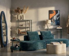 Moderná dizajnová obývacia zostava Satre v modrej farbe so sivým kamenným akcentom a organickými líniami