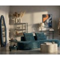Moderná dizajnová zostava nábytku do obývačky v tmavej tyrkysovej farbe so sedačkou organického tvar a asymetrickým zrkadlom s knižnicou a konzolovým stolíkom s oválnymi policami s okrúhlym servírovacím stolíkom a konferenčným stolíkom z kameniny v sivej farbe atypického tvaru