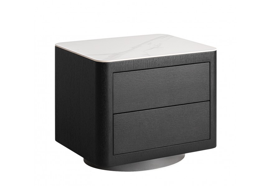 Luxusný mramorový nočný stolík Holis s dyhovaným dubovým drevom v čiermej farbe s dvomi zásuvkami a okrúhlou podstavou s oblými rohmi a vrchnou doskou s mramorovým dizajnom v bielej farbe
