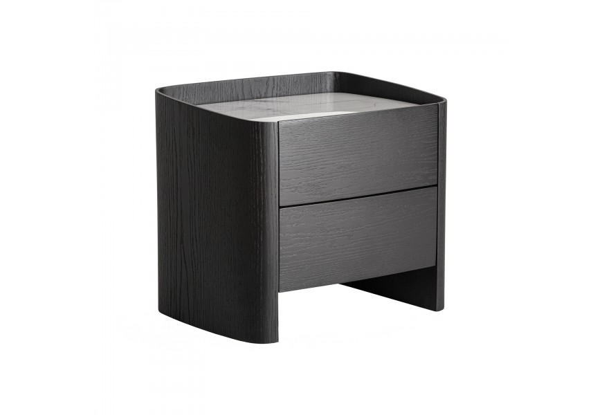 Luxusný moderný nočný stolík Kugart v čiernej farbe z dubovej dyhy s dvomi zásuvkami a vrchnou doskou v bielej farbe s mramorovým vzhľadom