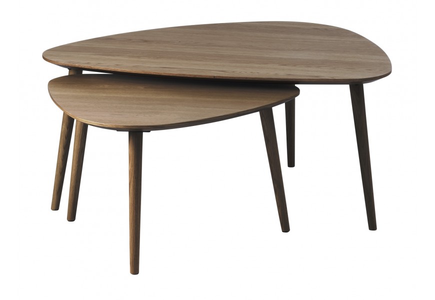 Škandinávsky set dvoch konferenčných stolíkov Halia v trojuholníkovom tvare s dubovou dyhou v tmavej hnedej farbe s vyosenými nožičkami