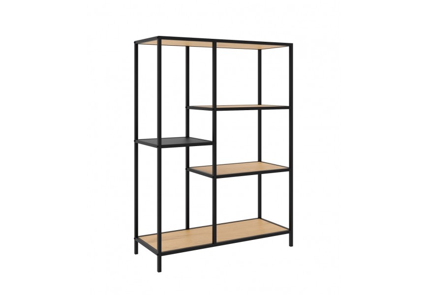 Industriálny regál Helin so štyrmi policami s čiernou kovovou konštrukciou a štyrmi policami v hnedej farbe s dubovým vzhľadom