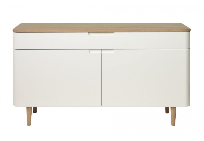 Dizajnový škandinávsky minimalistický dvojdverový príborník Jinia so širokou zásuvkou so zaoblenými rohmi v bielej fare s nožičkami a vrchnou doskou v obdĺžnikovom tvare zo svetlej hnedej dubovej dyhy