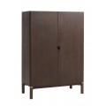 Moderný masívny príborník Linia s dvomi dvierkami v tmavej hnedej farbe na nízkych nožičkách so zlatými detailmi a dvomi policami