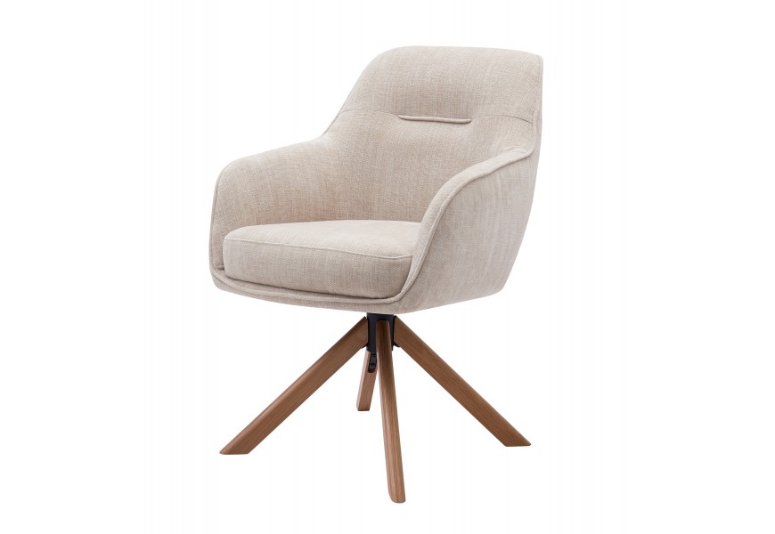 Dizajnová moderná jedálenská stolička Egon s čalúnenou otočnou sedacou časťou s poťahom s ľanovým dizajnom v svetlej béžovej farbe so štyrmi šikmými nohami z masívneho dubového dreva v prírodnej hnedej farbe