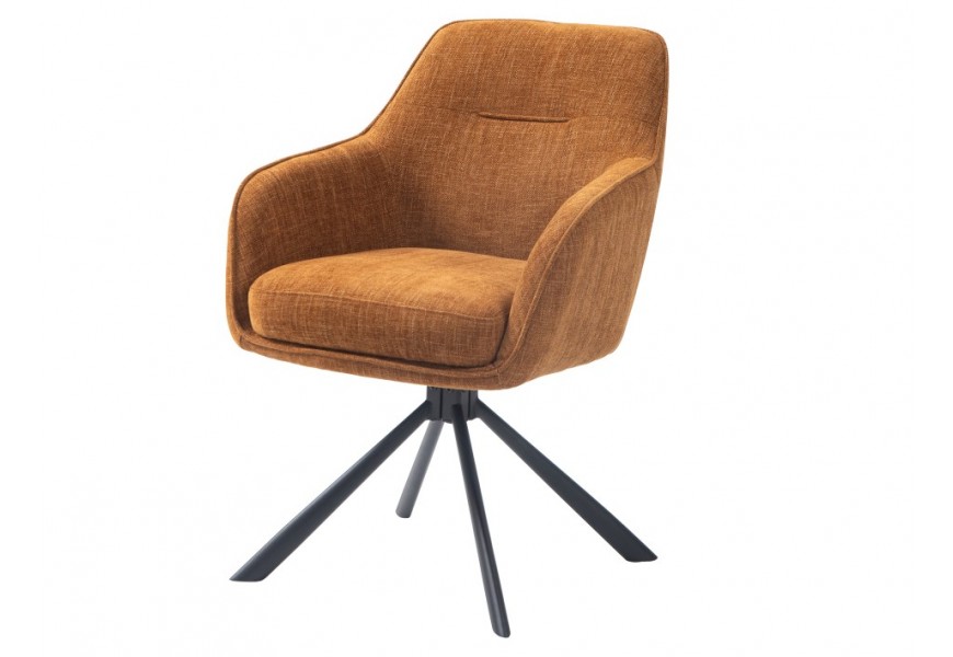 Moderná škandinávska otočná jedálenská stolička Egon s čalúnenou sedacou časťou s poťahom v horčicovej žltej farbe s jemný zamatovým leskom s podstavou z kovu v čiernej farbe so šikmými nohami