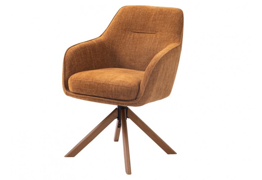 Dizajnové moderné otočné jedálenské kreslo s čalúnenou sedacou časťou s poťahom v horčicovej žltej farbe s jemným zamatovým leskom s podstavou z masívneho dubového dreva v hnedej farbe so šikmými nohami