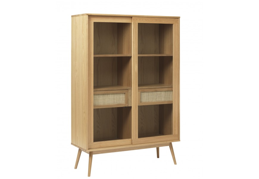 Luxusná retro dvojdverová vitrína Aarhus v svetlom hnedom dubovom prevedení so šikmými nožičkami a priehľadnými posuvnými sklenenými dverami so šiestimi policovými miestami a dvomi zásuvkami s ratanovým výpletom