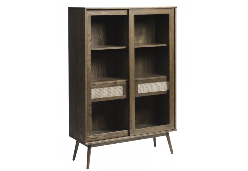 Luxusná škandinávska vitrína Aarhus s dvojitými posuvnými sklenenými dvierkami so šiestimi policovými miestami a dvomi zásuvkami s ratanovým výpletom na šikmých nohách z dubového dreva v tmavej hnedej farbe