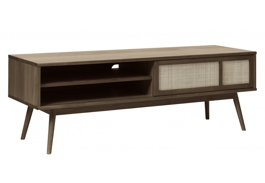 Dizajnový škandinávsky televízny stolík Aarhus s úložým priestorom s tromi policami a jednými posuvnými dvierkami s béžovým ratanovým výpletom na šikmých nohách z dubového dreva v prírodnej tmavej hnedej povrchovej úprave