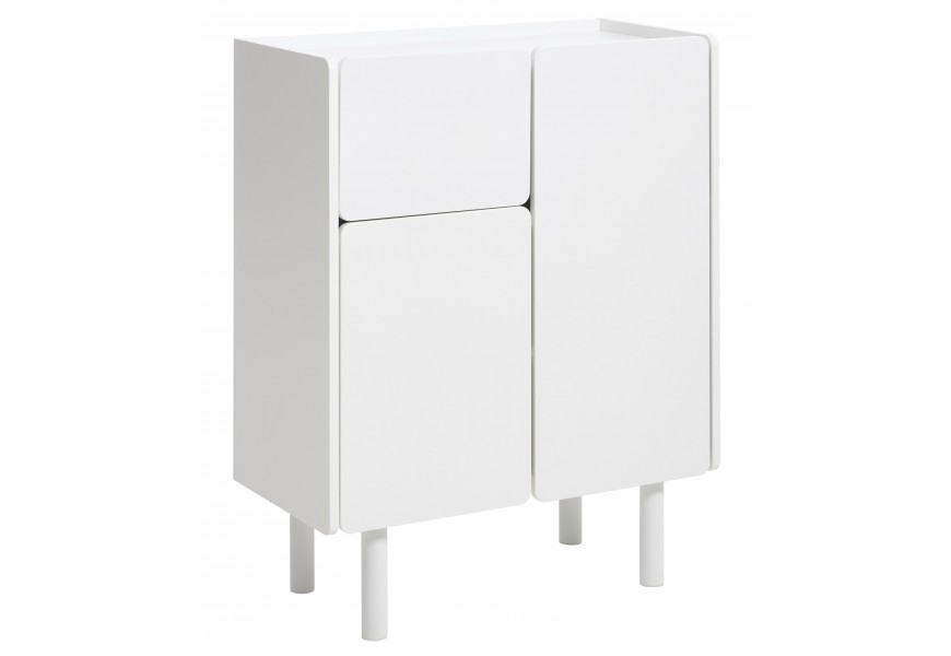 Moderná obdĺžniková barová skrinka Arvila s tromi dvierkami v bielej farbe s nízkymi nožičkami
