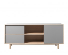 &Scaron;kandin&aacute;vsky telev&iacute;zny stol&iacute;k Norvila v obdĺžnikovom tvare v sivej a hnedej farbe s n&iacute;zkymi nožičkami vyosen&yacute;mi smerom von s tromi dvierkami a dvomi policami