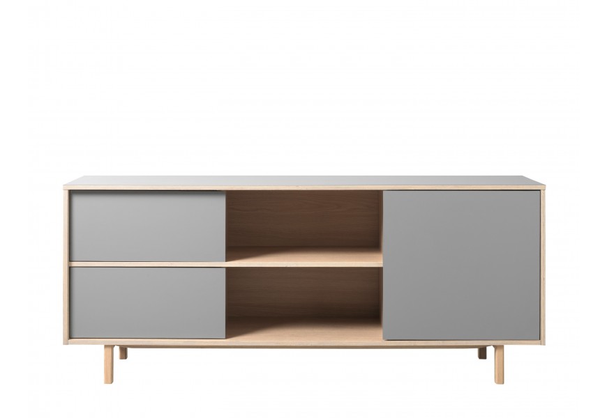 Škandinávsky televízny stolík Norvila v obdĺžnikovom tvare v sivej a hnedej farbe s nízkymi nožičkami vyosenými smerom von s tromi dvierkami a dvomi policami
