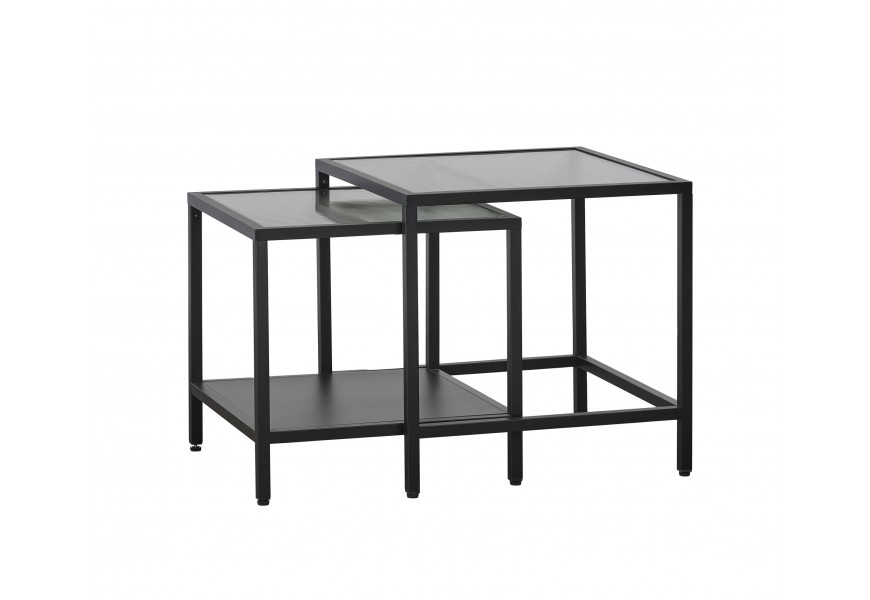 Moderný industriálny set dvoch konferenčných stolíkov Farver v štvorcovom tvare s kovovou čiernou konštrukciou a vrchnou doskou zo skla s vrúbkovanou štruktúrou a policou