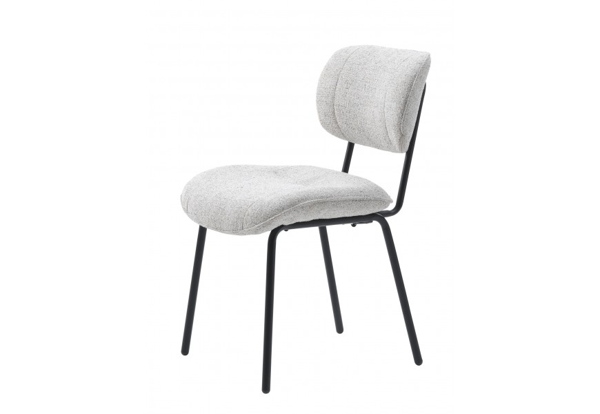 Dizajnová industriálna jedálenská stolička Hruna s kovovým rámom v matnom čiernom prevedení a zaobleným sedadlo a chrbtovou opierkou s čalúnením a poťahom z buklé v melírovanej bielosivej farbe